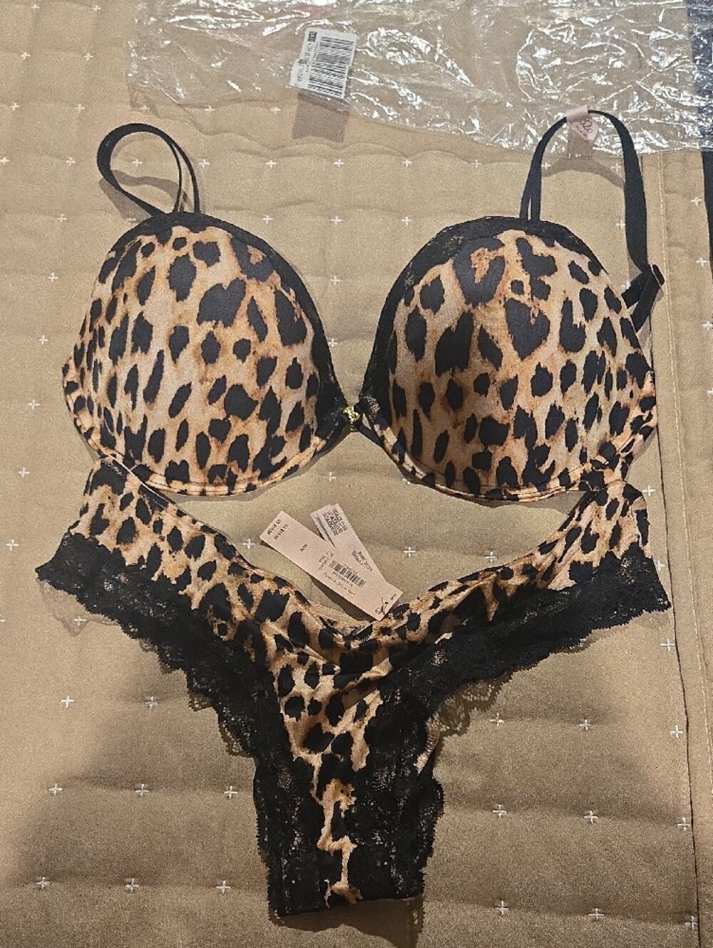 VICTORIA SECRET Leopard Print Bra and Panties Set 32G/Med